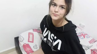 在我继妹的嘴里射精:...