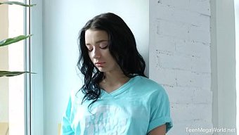棕色头发的18岁少女...