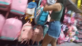 我带她去公共电影院,...