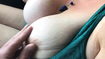 与美丽女人的公共口交