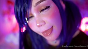 漂亮的金发变性人脚和...