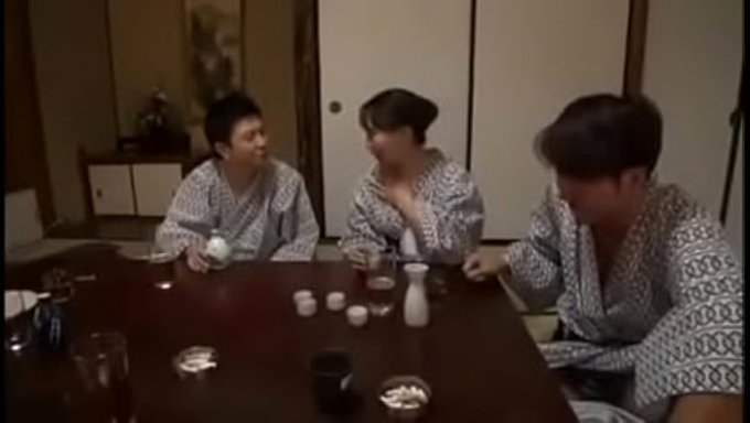 老婆被同事轮流操,场面火辣到爆。