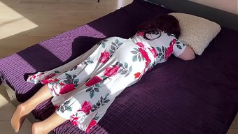 继母在床上休息,但继...