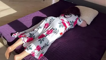 继母在休息,继子却在...