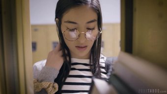 书呆子小妞舔屁眼、骑...