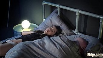 少女在热辣的口交后被...