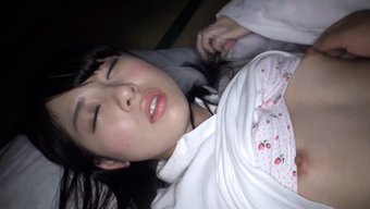 感性的亚洲少女在角色...
