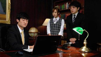 日本秘书在狂野的三人...