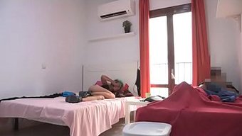 小个子青少年用隐藏的...