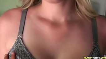 18+金发美女被大鸡...