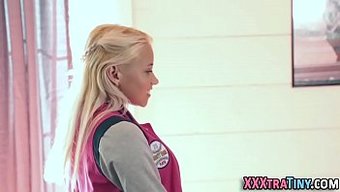 可爱的小妞被一个成年...