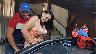 双性恋熟女被两个性感...