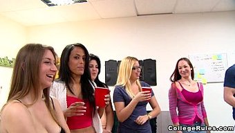 大学女生在充满啤酒的...