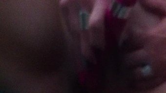 女孩们在独奏自慰场景中喷射