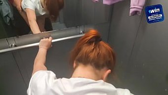 电梯里邻居的口交:深...