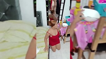 一个性感的棕发女郎洗...