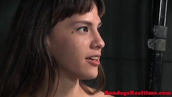 少女被男性主导伴侣堵...