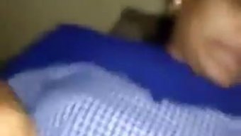 可爱的阴道在宿舍房间里被操