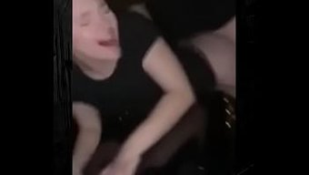 美国熟女经历了粗暴的...