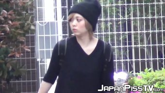 日本女孩的公共尿尿:...