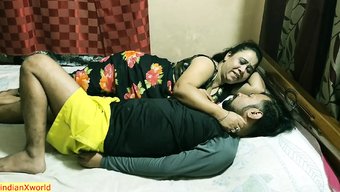 印度熟女和年轻男子参...