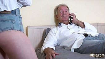 爷爷的孙子给他口交并...