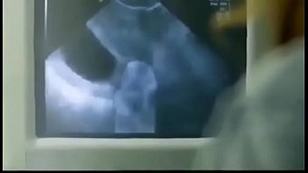 德国医生在床上享受妻子
