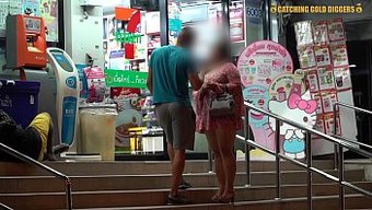 大奶子和小屁股的亚洲...