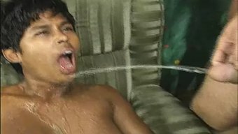 经典三人行,喷水和撒尿