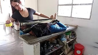 年轻女孩的丝袜束缚体验