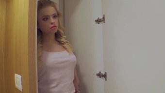 用真实娃娃在深喉和口...