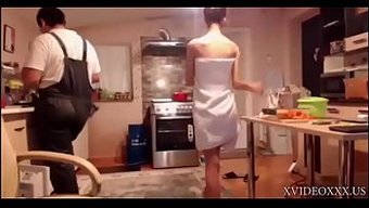 大屁股的棕发女郎在网...