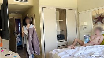酒店女佣同意为暴露狂手淫