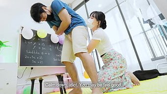 年轻女人在宿舍里和她...