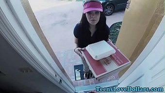 业余少女接受面部射精
