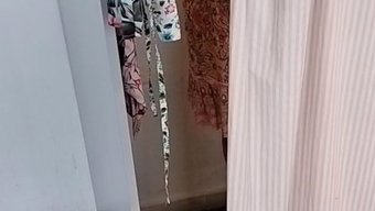 在更衣室里享受乳房和...
