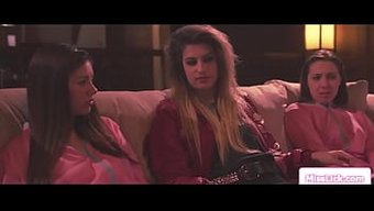 大胸部的女同性恋群交和口交