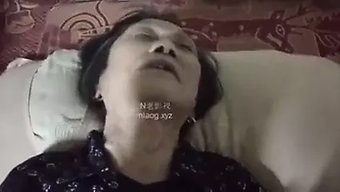 亚洲熟女在业余视频中...