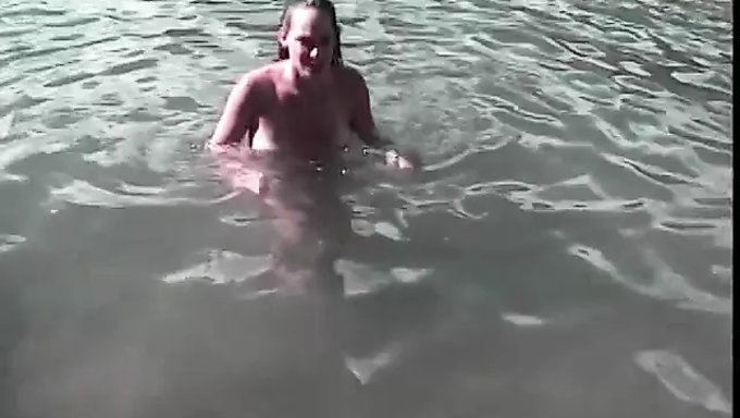 18+的天然大奶少女被屁股操了