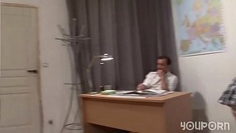 两个学校女孩在you...
