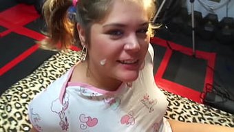 猪尾美女在第一次色情...
