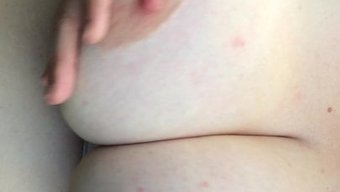 大胸部的成熟妈妈