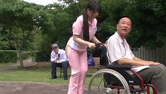 日本看护人在户外脱光...