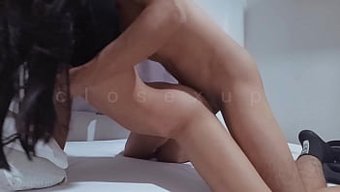 青少年朋友在汽车旅馆...