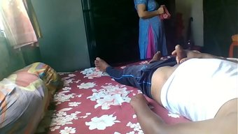 真正的印度女仆被玩得...