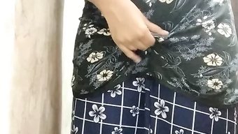 18岁的亚洲女孩在镜...