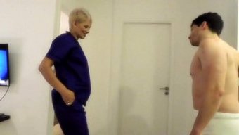 一群兴奋的熟女口交和肛交