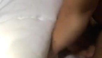 与性感女孩单独玩耍