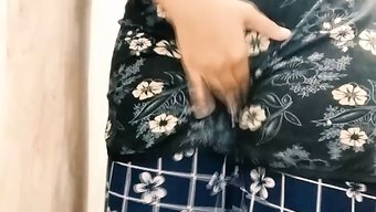 印度女孩在自制视频中...