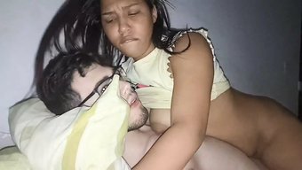 大屁股的棕发女郎被她...